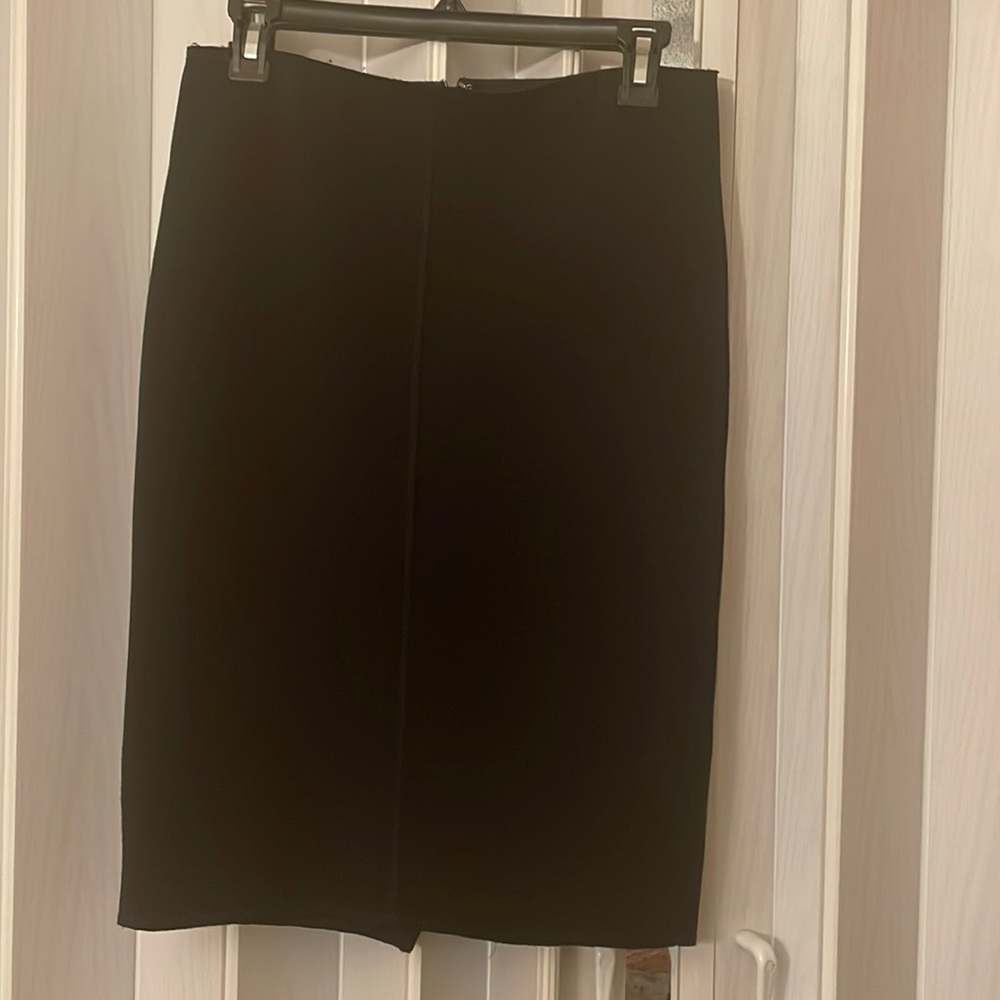 Ann Taylor Black Skirt. Size 6. Good condition.